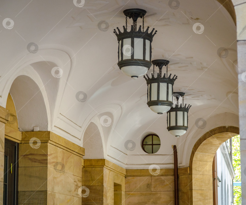 Скачать Роскошный винтажный уличный фонарь из черного металла фотосток Ozero