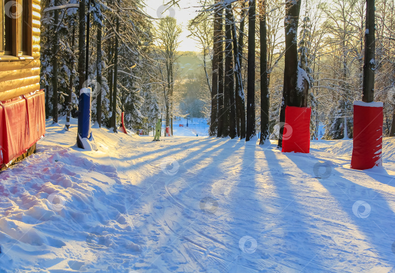 Скачать Мужчина катается на солнышке по горнолыжному курорту. фотосток Ozero