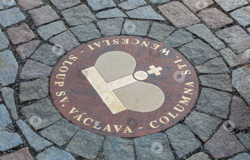 Скачать Прага, Чешская Республика - 13 апреля 2018 года: Крышка канализационного люка в Праге фотосток Ozero