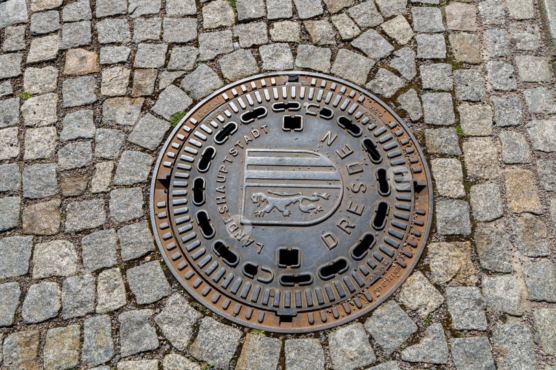 Скачать Дрезден, Германия, 18 апреля 2018 года: Чугунная крышка люка фотосток Ozero