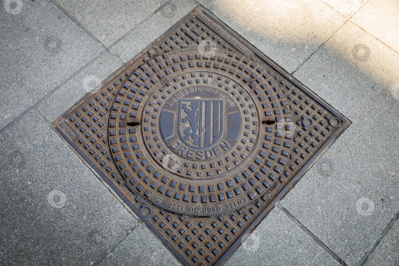 Скачать Дрезден, Германия, 18 апреля 2018 года: Чугунная крышка люка фотосток Ozero