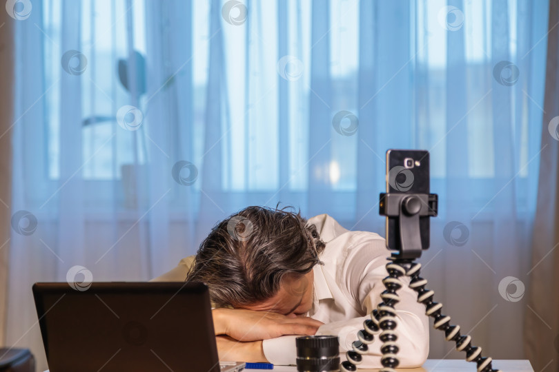 Скачать 50-летний блогер записывает видео для блога на свой смартфон. фотосток Ozero