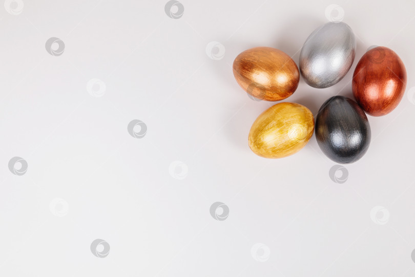 Скачать Разноцветные яйца на однородном белом фоне с местом для текста. фотосток Ozero