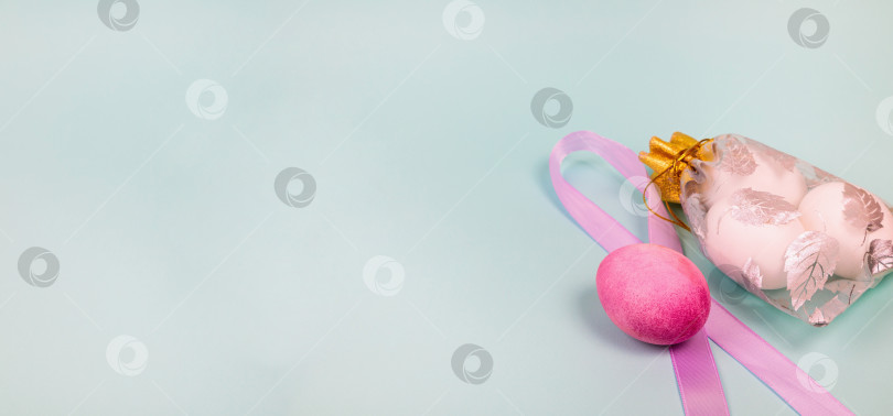 Скачать Пасха. Белые яйца с красным яйцом в пакете на однородном синем фоне. фотосток Ozero
