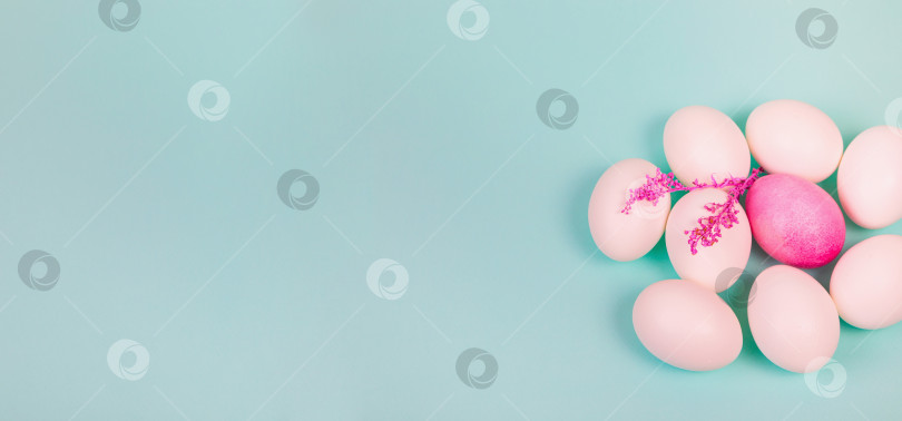 Скачать Пасха. Белые яйца с красным, на однородном синем фоне. фотосток Ozero