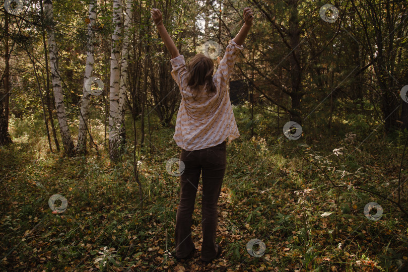 Скачать женщина наслаждается одиночеством в осеннем лесу фотосток Ozero