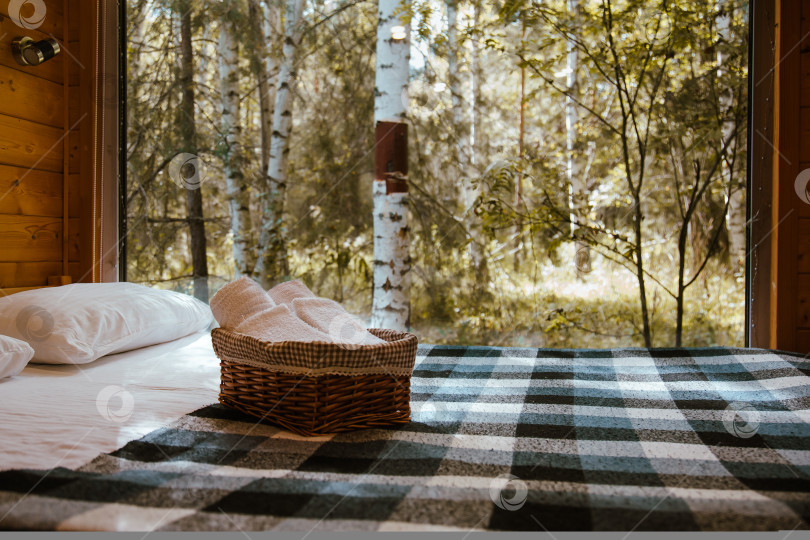 Скачать Уютная Спальня в Коттедже с видом На Лес Через Большое Окно фотосток Ozero