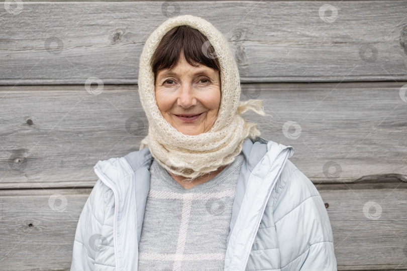 Скачать Портрет пожилой женщины крупным планом в белом пуховом платке фотосток Ozero