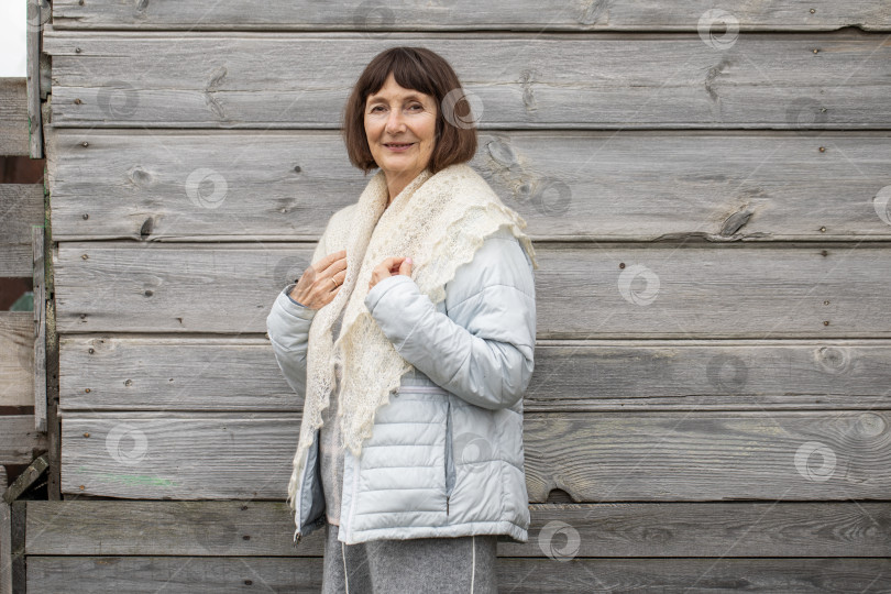 Скачать Портрет пожилой женщины крупным планом в белом пуховом платке фотосток Ozero