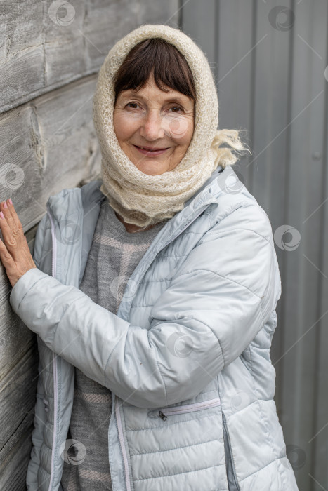 Скачать Портрет пожилой женщины крупным планом в белом пуховом платке фотосток Ozero