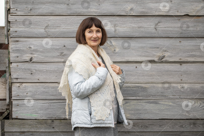 Скачать Портрет пожилой женщины крупным планом в белом пуховом платке фотосток Ozero