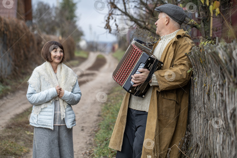 Скачать Пожилой деревенский житель с аккордеоном фотосток Ozero