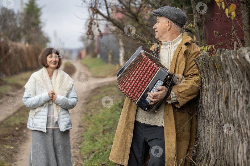 Скачать Аккордеонист - лучший парень в деревне. Осенняя прогулка на свежем воздухе. фотосток Ozero