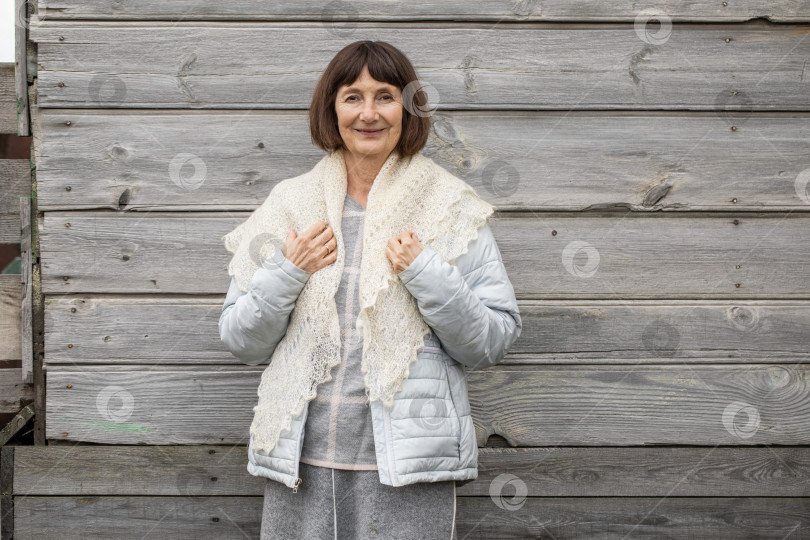 Скачать Портрет пожилой женщины крупным планом в белом пуховом платке фотосток Ozero