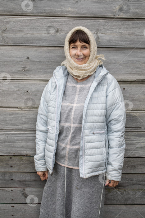 Скачать Портрет пожилой женщины крупным планом в белом пуховом платке фотосток Ozero