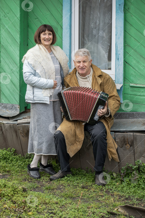 Скачать Пожилой деревенский житель с аккордеоном фотосток Ozero