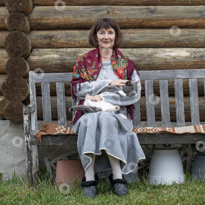 Скачать Портрет пожилой женщины - жительницы деревни фотосток Ozero