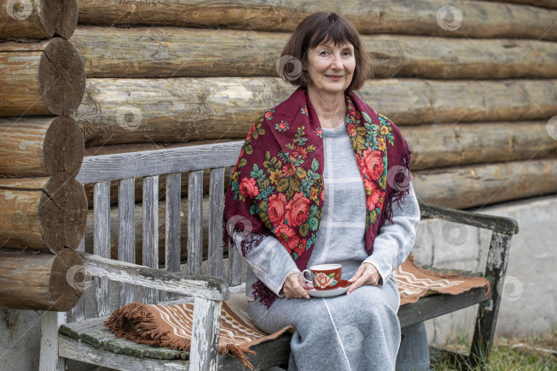 Скачать Портрет пожилой женщины - жительницы деревни фотосток Ozero