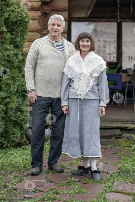 Скачать Пожилая женщина подает тайный знак, что ее держат в заложниках фотосток Ozero