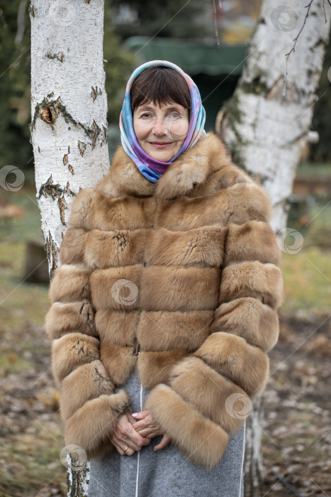 Скачать Модная пенсионерка в меховой шубе фотосток Ozero