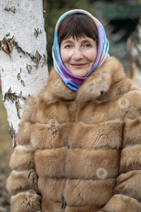 Скачать Модная пенсионерка в меховой шубе фотосток Ozero
