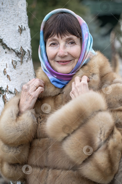 Скачать Модная пенсионерка в меховой шубе фотосток Ozero