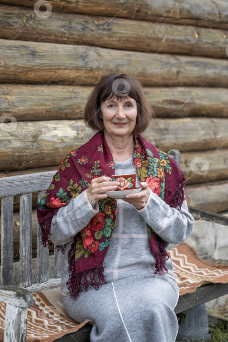 Скачать Портрет пожилой женщины - жительницы деревни фотосток Ozero