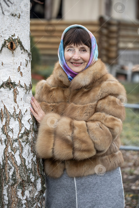 Скачать Модная пенсионерка в меховой шубе фотосток Ozero