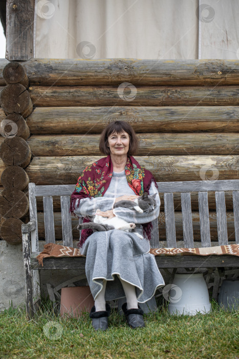 Скачать Портрет пожилой женщины - жительницы деревни фотосток Ozero
