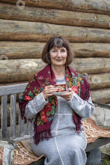 Скачать Портрет пожилой женщины - жительницы деревни фотосток Ozero