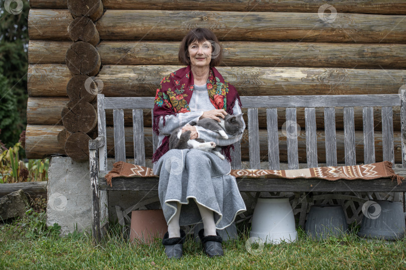 Скачать Портрет пожилой женщины - жительницы деревни фотосток Ozero