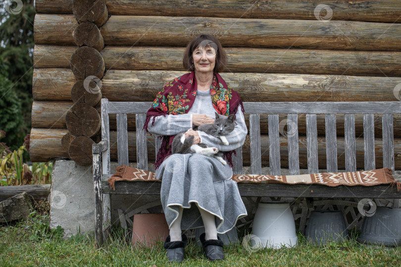 Скачать Портрет пожилой женщины - жительницы деревни фотосток Ozero