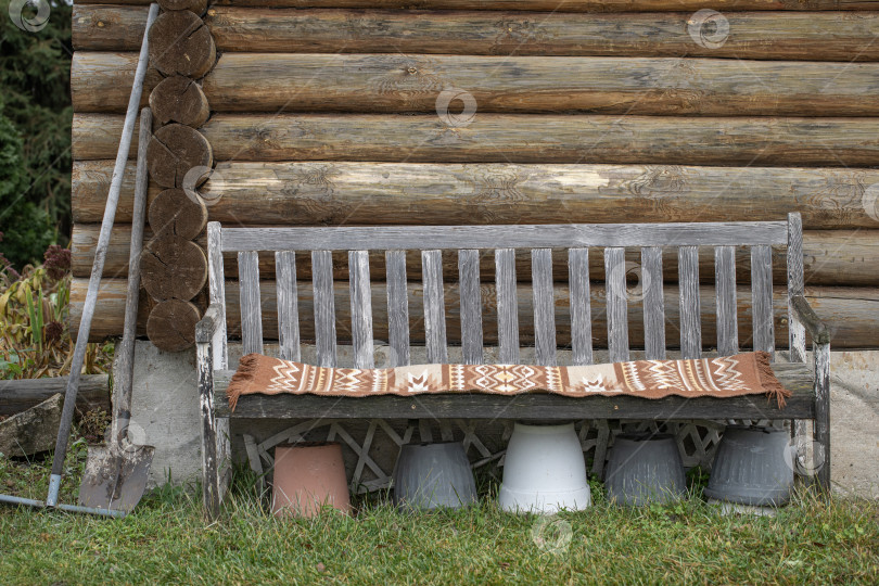 Скачать Старая деревянная скамейка возле деревенского дома фотосток Ozero