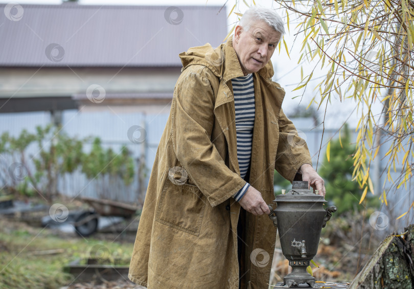 Скачать Портрет пожилого седовласого сельского мужчины фотосток Ozero