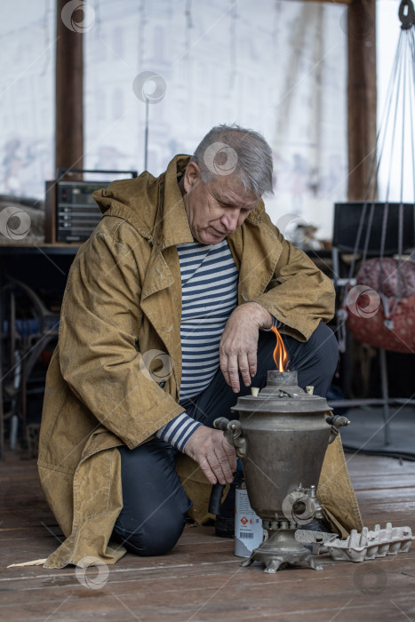 Скачать Портрет пожилого седовласого сельского мужчины фотосток Ozero