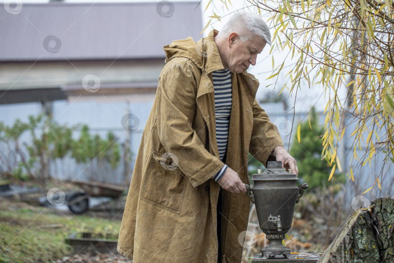 Скачать Портрет пожилого седовласого мужчины в сельской местности фотосток Ozero