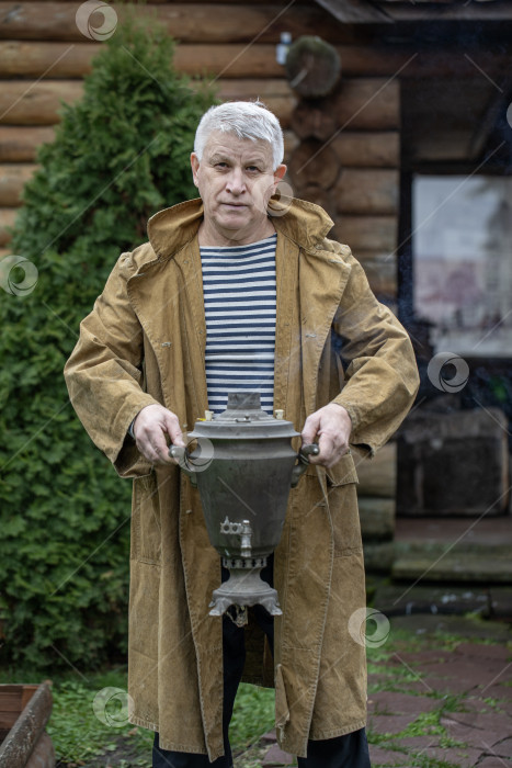 Скачать Портрет пожилого седовласого сельского мужчины фотосток Ozero