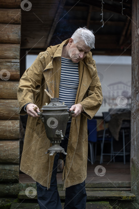 Скачать Портрет пожилого седовласого сельского мужчины фотосток Ozero