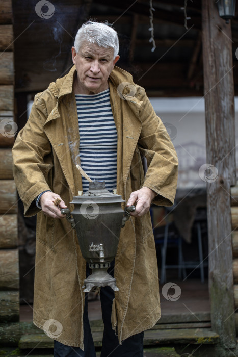 Скачать Портрет пожилого седовласого мужчины из сельской местности фотосток Ozero