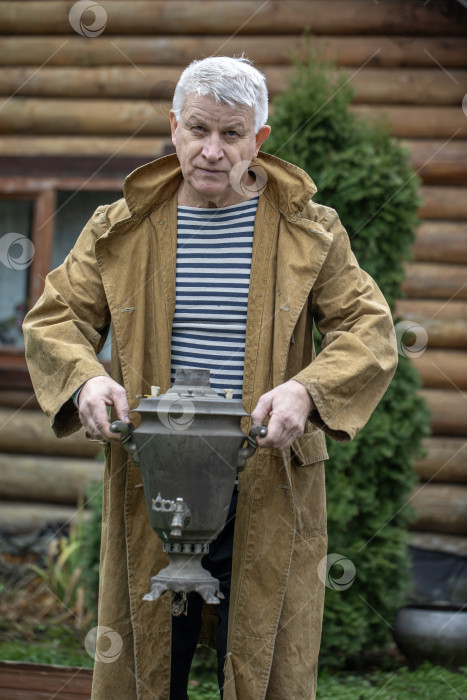 Скачать Портрет пожилого седовласого сельского мужчины фотосток Ozero