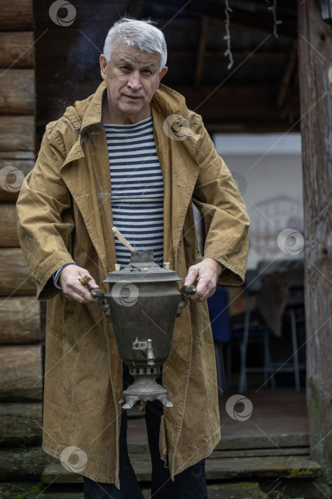 Скачать Портрет пожилого седовласого мужчины из сельской местности фотосток Ozero