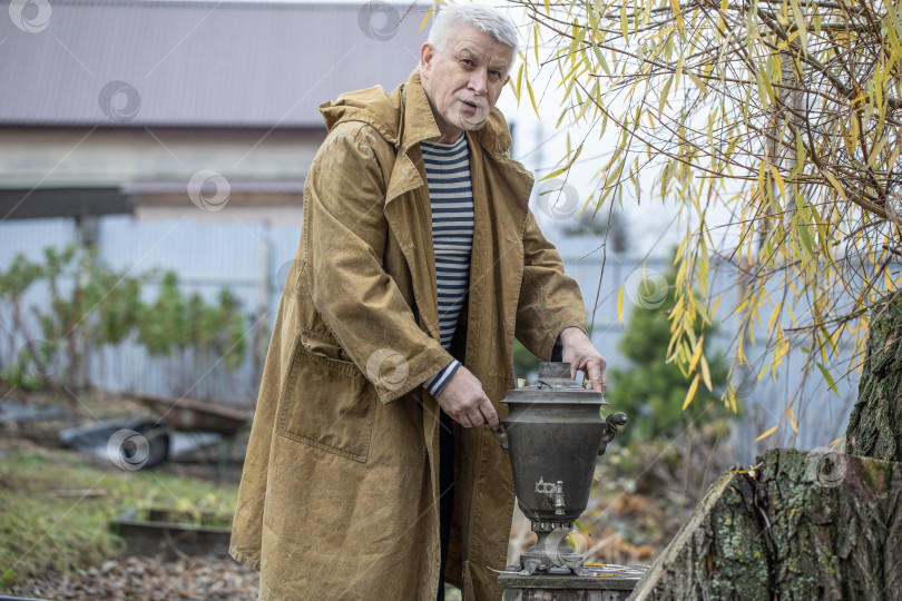 Скачать Портрет пожилого седовласого мужчины в сельской местности фотосток Ozero