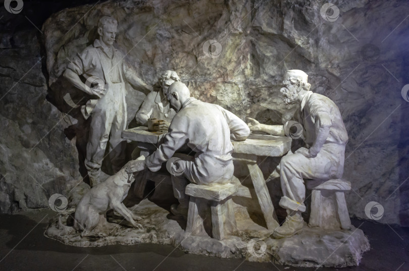 Скачать Скульптурная группа в подземной шахте Рускеала фотосток Ozero