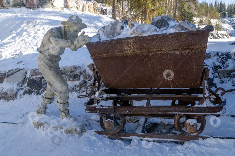 Скачать Памятник шахтеру с вагонетками фотосток Ozero