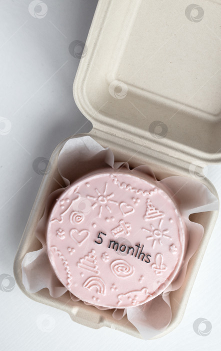 Скачать Домашний детский торт - 5 месяцев фотосток Ozero