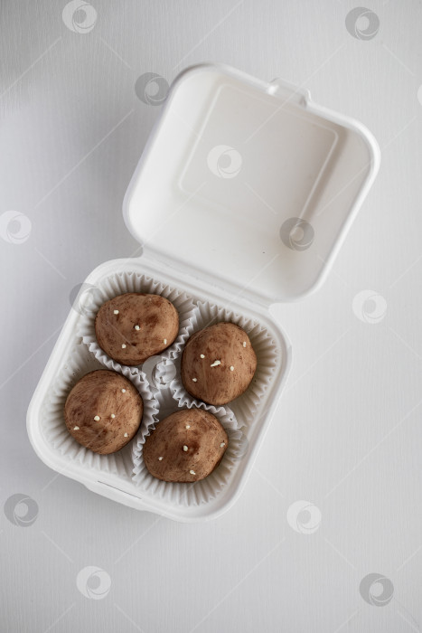 Скачать Кондитерские изделия из сладкого картофеля упакованы в бумажную коробку фотосток Ozero