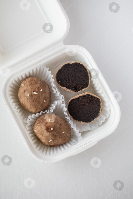 Скачать Кондитерские изделия из сладкого картофеля упакованы в бумажную коробку фотосток Ozero