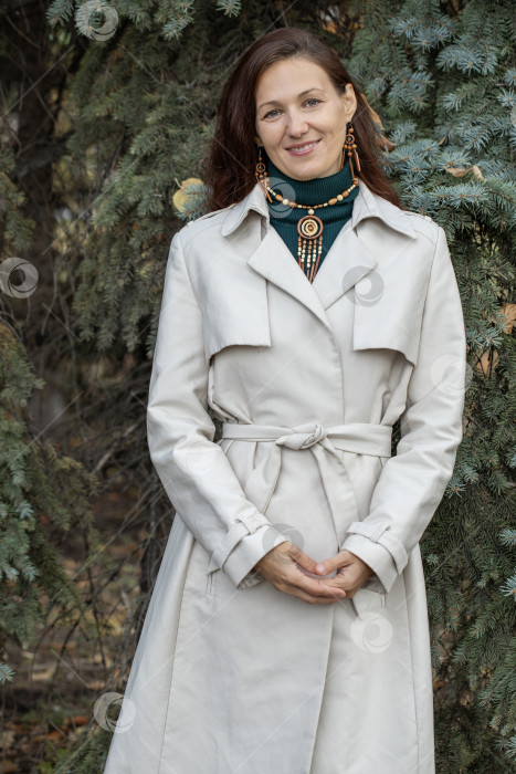 Скачать Портрет молодой, красивой женщины в сером пальто фотосток Ozero