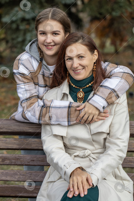 Скачать Осенний портрет девочки-подростка с матерью фотосток Ozero