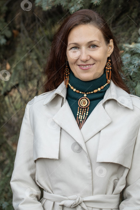 Скачать Портрет молодой, красивой женщины в сером пальто фотосток Ozero